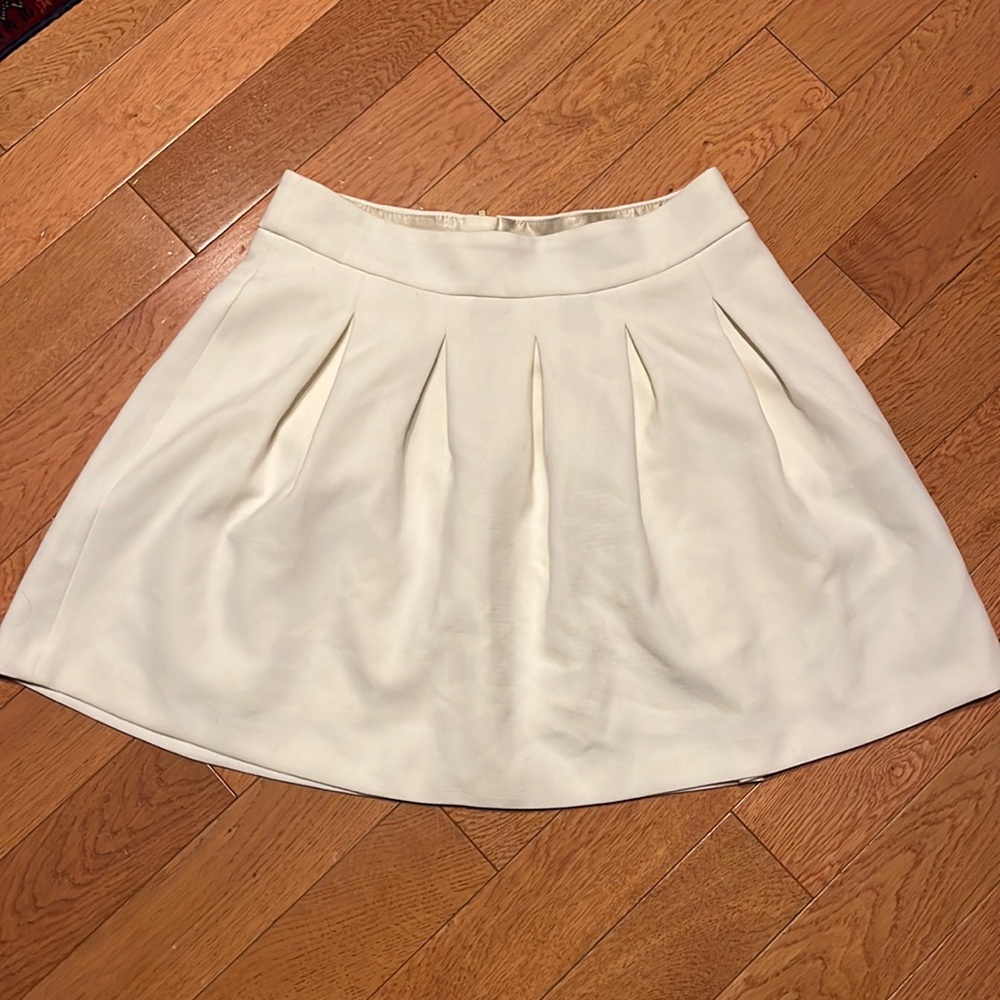 Off white Banana Republic pleated skirt